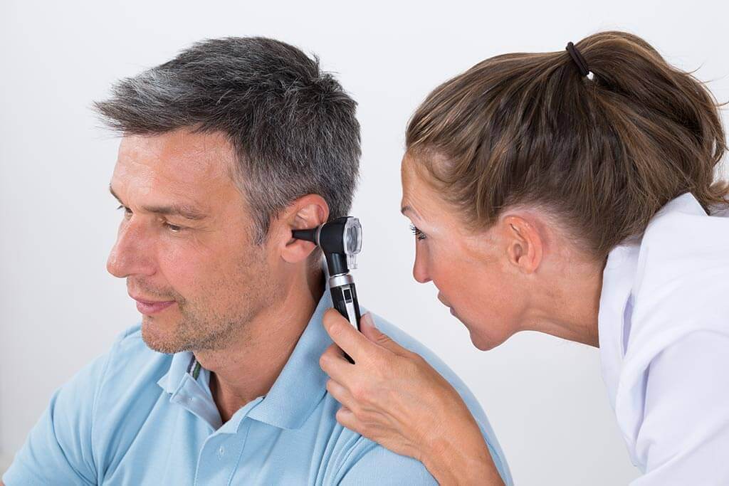 Шум в ушах связан с потерей слуха. Шум в ушах, возможно, связан с потерей слуха. Фото.