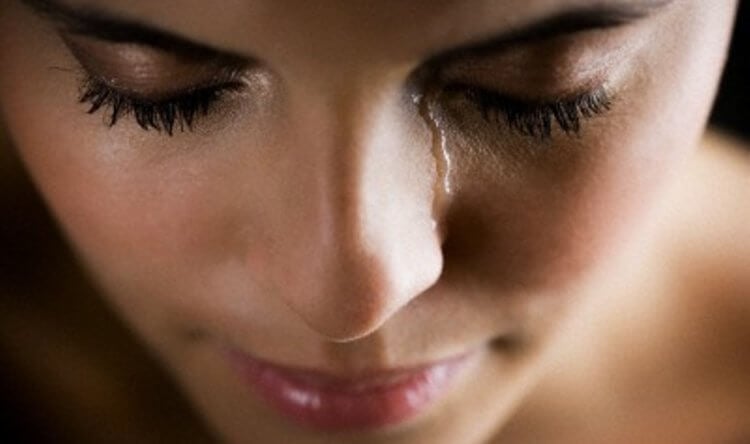 Как запах женских слез влияет на поведение мужчин. Слезы женщин подавляют агрессию на химическом уровне. Фото.