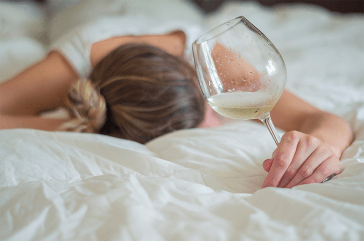 Почему хочется спать после алкоголя. Алкоголь вызывает сонливость из-за воздействия на нейротрансмиттеры мозга. Фото.