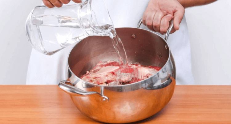 Можно ли помыть мясо безопасно. при мытье мяса в миске или кастрюле все равно распространяются бактерии. Фото.