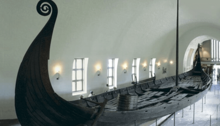 Самый древний захороненный корабль. Одно из древних суден, обнаруженных в курганах Норвегии. Фото.