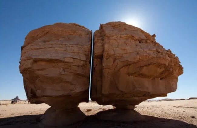 Тайна Аль-Наслаа: кто идеально разрезал скалу посреди пустыни? Фото.