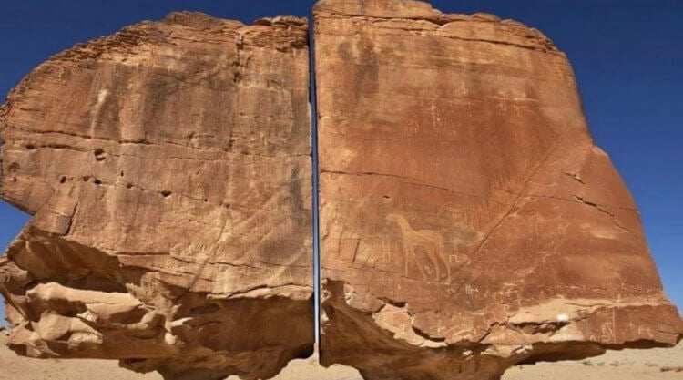 Аль-Наслаа — достопримечательность Саудовской Аравии. На поверхности скалы можно заметить петроглифы. Источник: Geologyscience. Фото.