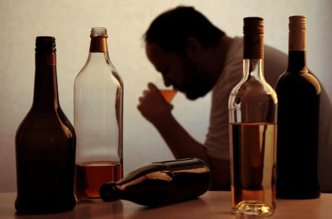 Почему после алкоголя люди чувствуют сильную тревогу. Фото.