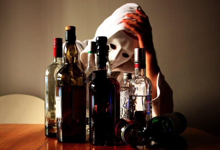 Почему алкоголь вызывает зависимость. Людям с алкоголизмом требуется много выпивки, чтобы ощутить эффект. Фото.