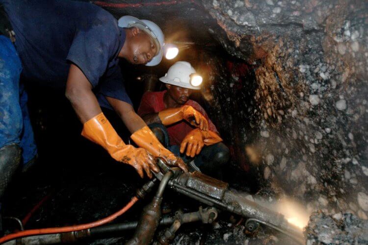 Самая большая шахта с золотом. Шахтеры добывают золото в шахте Мпоненг. Фото.