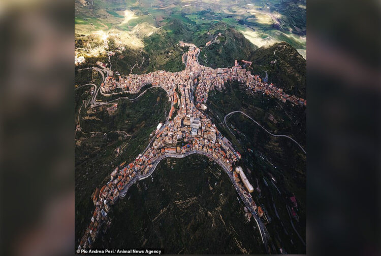 Чентурипе — удивительный город в форме человека. Итальянский город Чентурипе имеет самую необычную планировку в мире. Фотография: Daily Mail. Фото.