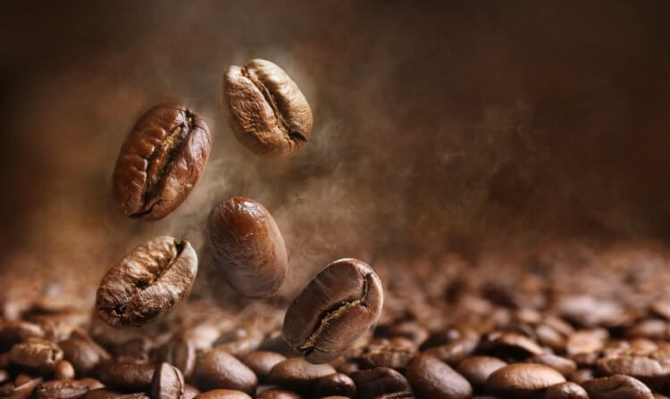 Как перемалывать кофе. Некоторое количество влаги помогает зернам кофе раскрыть свой вкус. Фото.