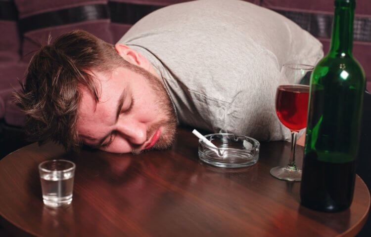Сон при опьянении. Пьяный человек должен спать на боку, чтобы не захлебнуться рвотой. Изображение: In2Life. Фото.