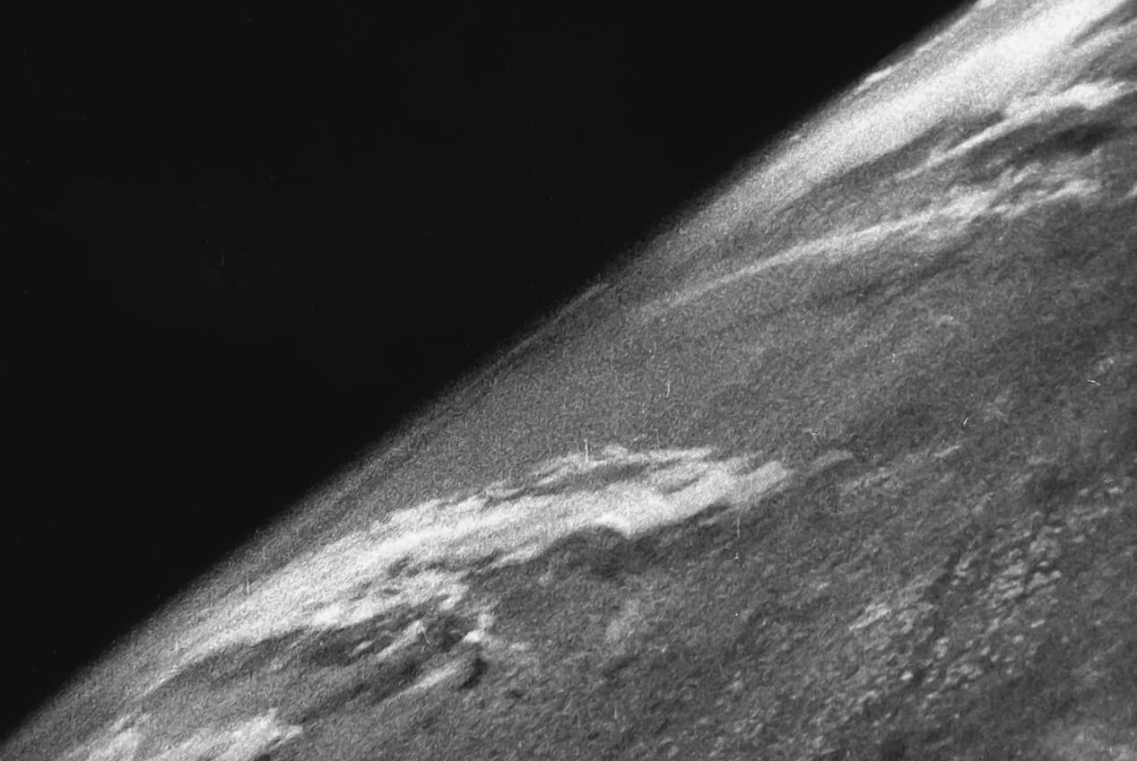 Самые удивительные фотографии Земли из космоса за всю историю наблюдений. Самая первая фотография Земли, сделанная в 1946 году. Источник: Gizmodo. Фото.