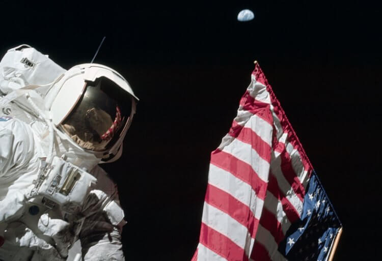 Астронавт на фоне Земли. Харрисон Шмитт, американский флаг и Земля. Источник: NASA. Фото.