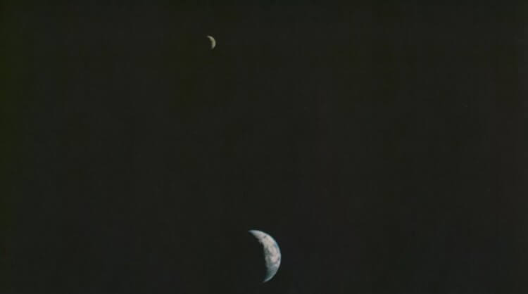 Земля и Луна в одном кадре. Земля и Луна на одной фотографии. Источник: NASA. Фото.
