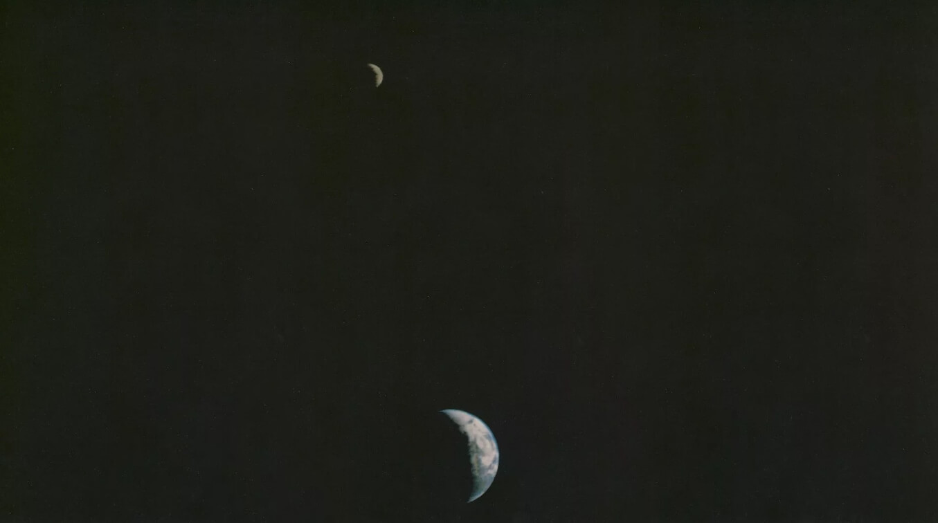 Земля и Луна в одном кадре. Земля и Луна на одной фотографии. Источник: NASA. Фото.