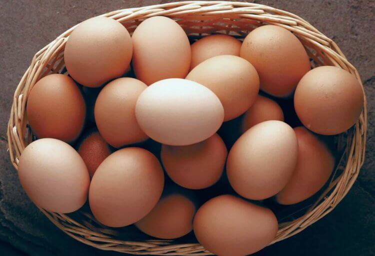 Почему в России подорожали яйца и когда они станут дешевле. Подорожание яиц в России связано с тем, что производители не могут удовлетворить высокий спрос потребителей. Изображение: Healthweb. Фото.