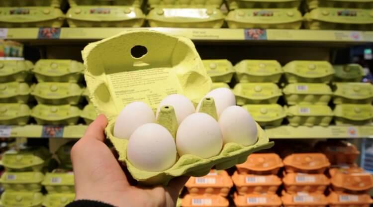 Когда подешевеют яйца в России. Возможно, яйца в магазинах станут дешевле к весне 2024 года. Фотография: Shnyagi.net. Фото.