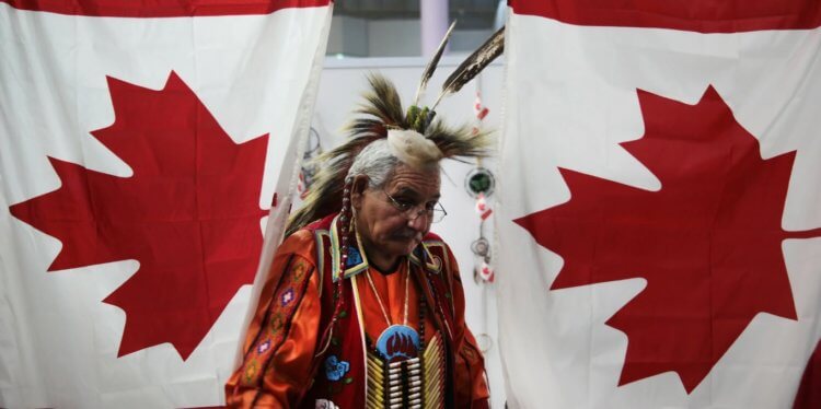 Потлач у индейцев. Индейцы Канады регулярно проводят церемонию потлач, которая сопровождается дарением подарков. Изображение: Reddit. Фото.