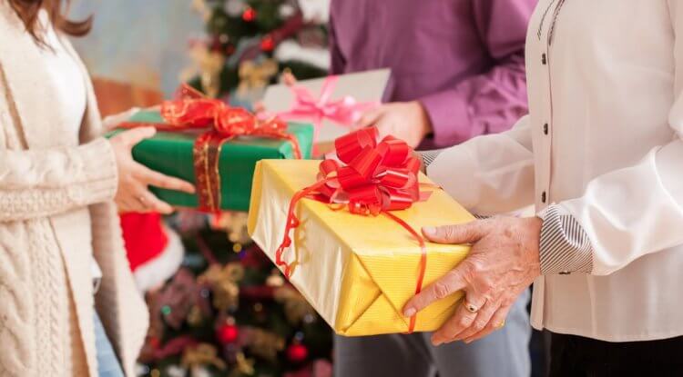 В чем смысл подарков. Дарение подарка — это самый простой способ, чтобы выразить уважение человеку. Изображение: Gobankingrates. Фото.