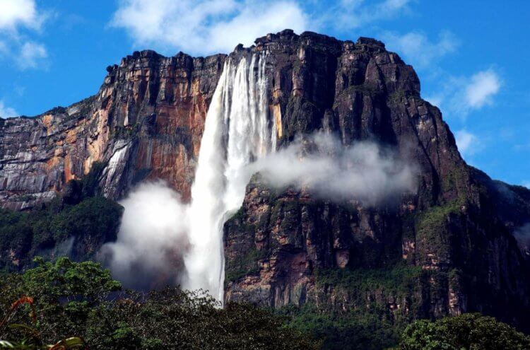 Самый большой водопад в мире — это не обязательно Анхель. Водопад Анхель считается самым большим на Земле, но существует необычный водопад побольше. Фото.