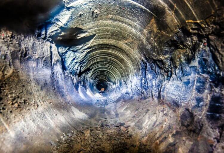 Высокая температура внутри Земли. Фотография Кольской сверхглубокой скважины. Источник: Rawscience. Фото.