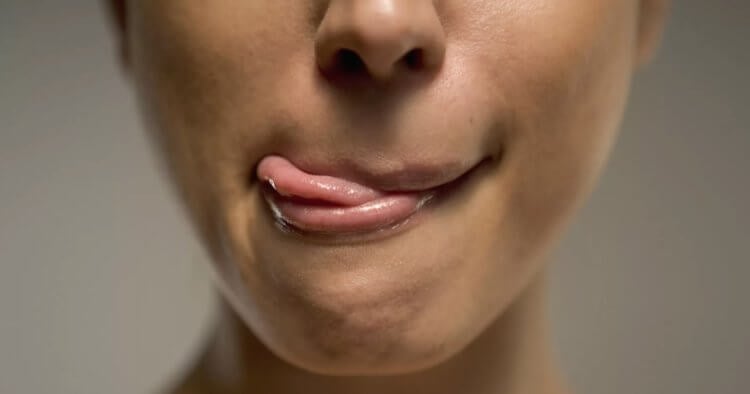 Следить за выработкой слюны. Слюна очень важна для здоровья полости рта. Фото.