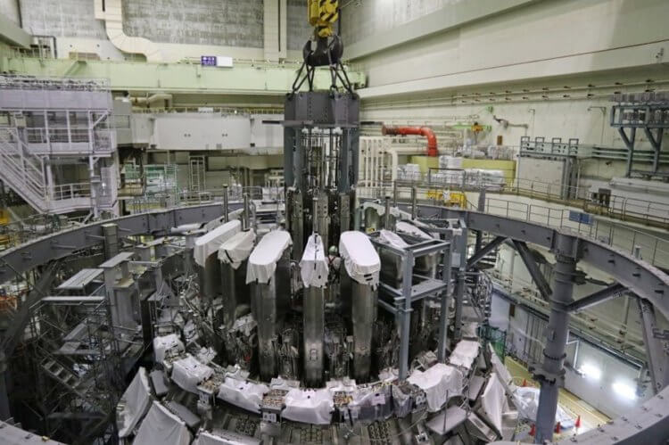 Термоядерный реактор в Японии. В реакторе JT-60SA в октябре была впервые получена плазма. Фото.
