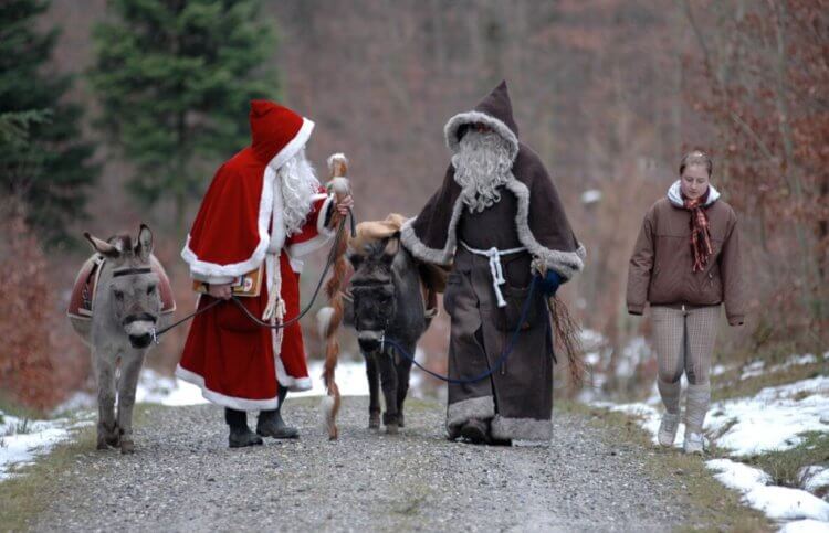 Французский Дед Мороз — Пер-Ноэль. Пер-Ноэль и Пер-Фуэтар. Фото.