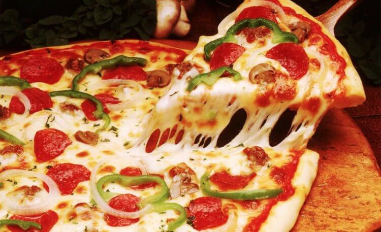 Польза пиццы для здоровья. Одним из самых полезных ингредиентов в пицце является сыр. Фото.