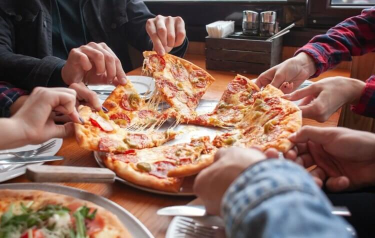 Вред пиццы для здоровья. Пицца запросто может стать причиной переедания. Фото.