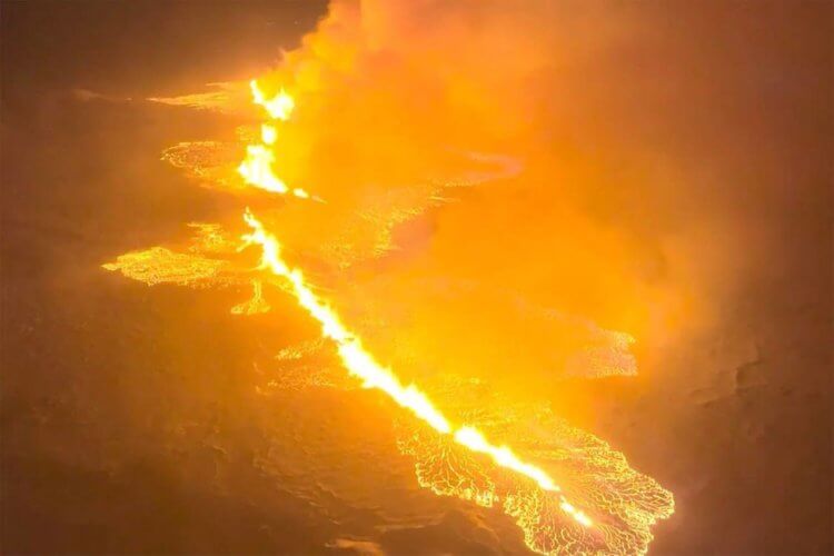 Вулканическая трещина в Исландии. Вулканическая трещина в Исландии. Источник фотографии: телеграм-канал Раньше всех. Ну почти. Фото.