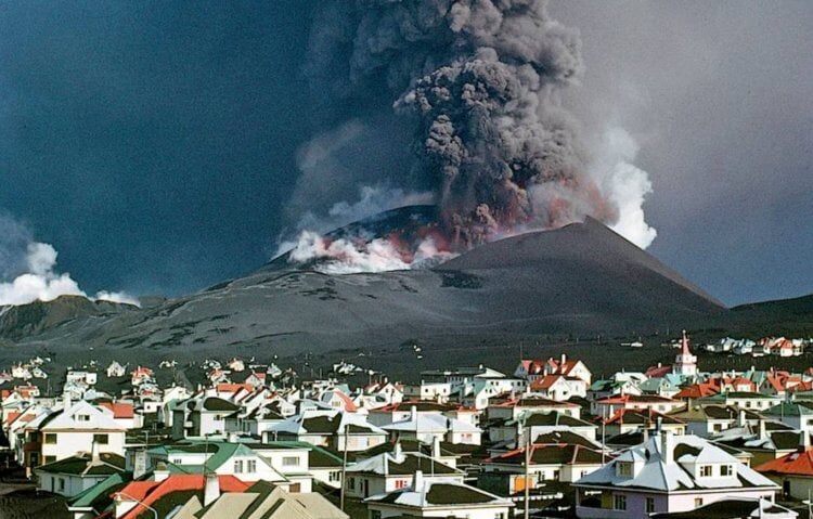 Самый известный трещинный вулкан. Извержение вулкана Эльдфедль в 1973 году. Источник: Travelask. Фото.
