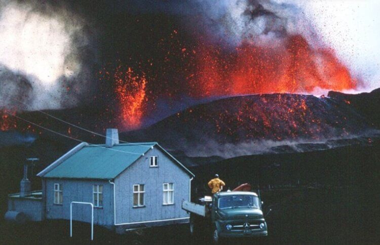 Самый известный трещинный вулкан. Во второй половине 20 века исландский вулкан уничтожил множество домов. Источник: Vulkania. Фото.