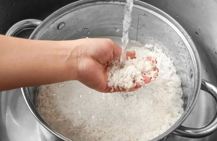 Нужно ли мыть рис перед готовкой еды — научная точка зрения. Мытье риса перед готовкой — крайне неоднозначное решение. Фото.