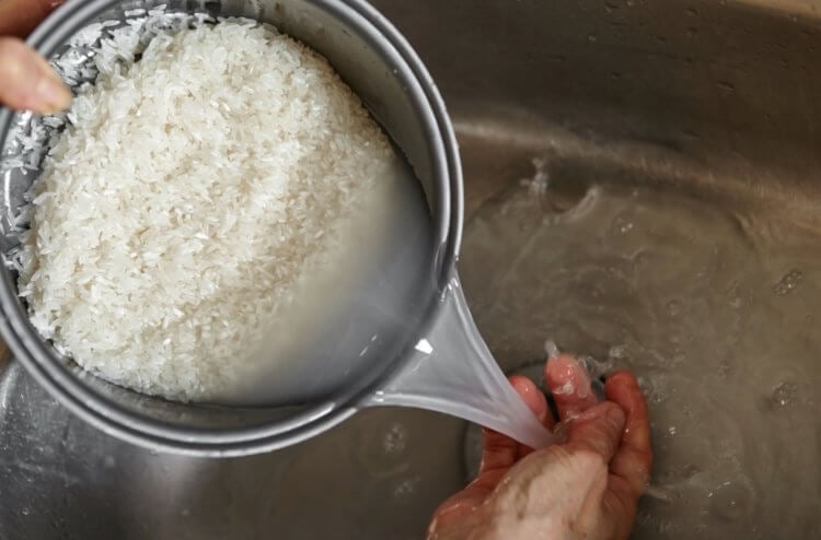 Для чего нужно мыть рис. Вода, в которой держали рис, становится мутной из-за крахмала. Фото.