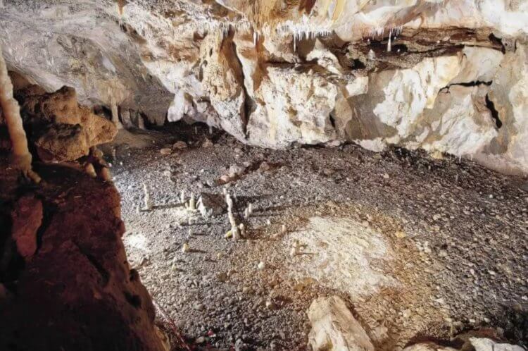 Пещерный комплекс Ла Гарма в Испании. Найденная в Испании пещера имеет площадь около 5 квадратных метров. Фото.