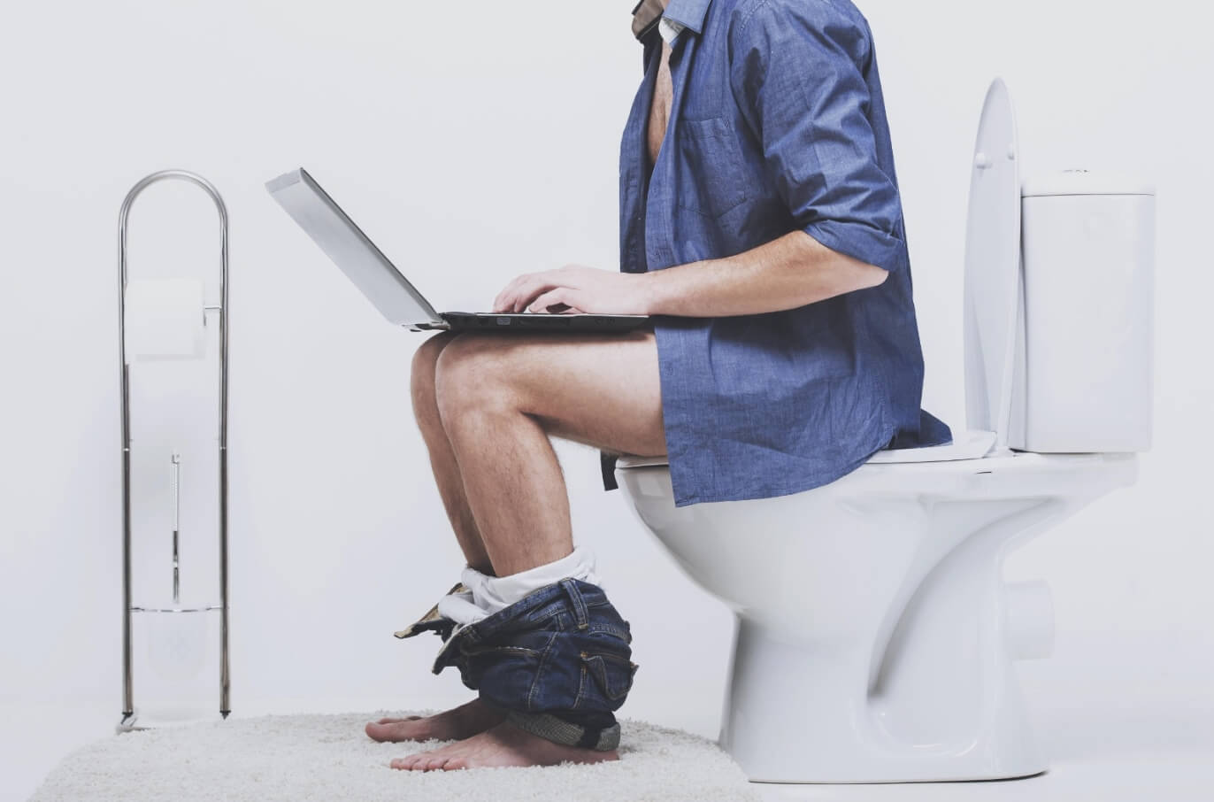 Почему нельзя долго сидеть в туалете — три пугающие причины