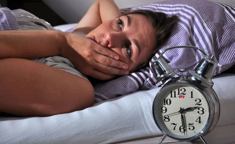 Почему многие люди просыпаются в 3 часа утра и не могут уснуть. Некоторые люди регулярно просыпаются в 3-4 утра, и этому явлению есть научное объяснение. Фото.