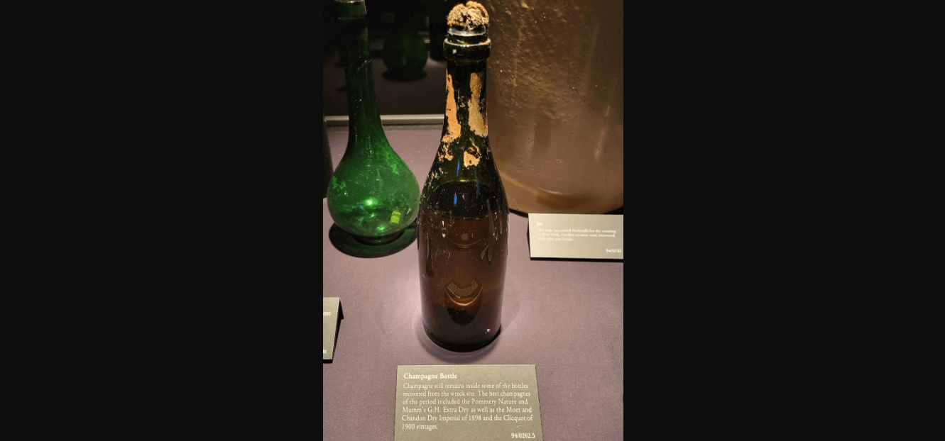 Почему на большой глубине не взорвались. Неоткрытая бутылка с шампанским, найденная на месте крушения «Титаника». Фото.