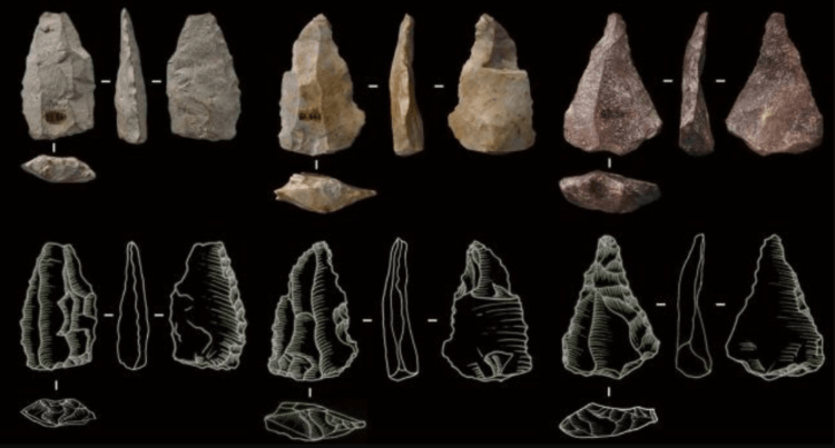 Артефакты первых людей в из Восточной Азии. Некоторые орудия были изготовлены методом леваллуа, который люди использовали в Европе около 250 тысяч лет назад. Фото.