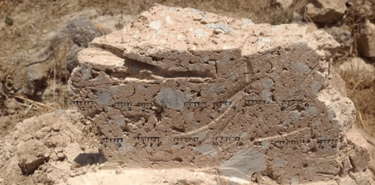 Как магнитное поле Земли помогло археологам. Древний глиняный кирпич из города Гат. Фото.