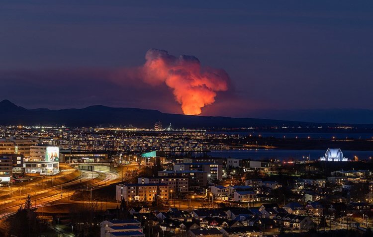 Вулканический цикл на полуострове Рейкьянес. Первое извержение вулкана в Исландии произошло еще 18 декабря. Фото.