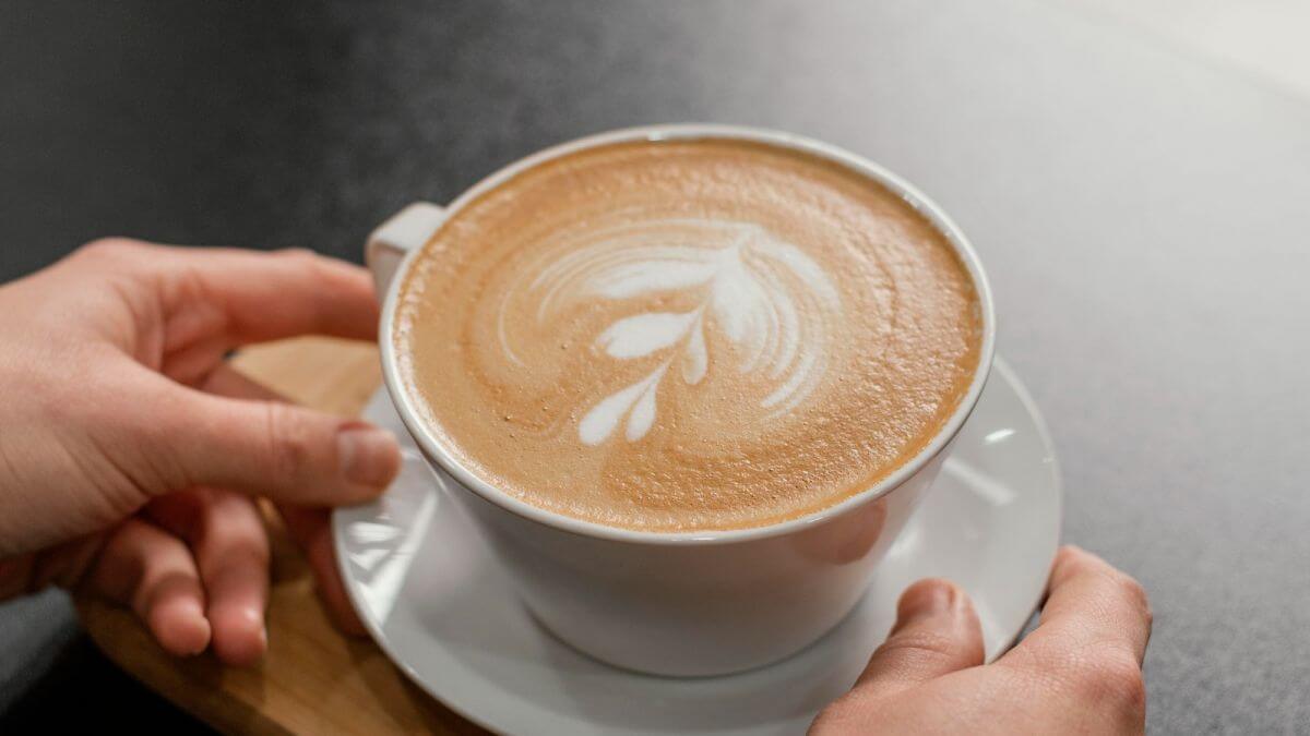 Что такое кофеин и почему он бодрит. В чашке кофе в среднем содержится больше кофеина, чем в чашке чая. Фото.