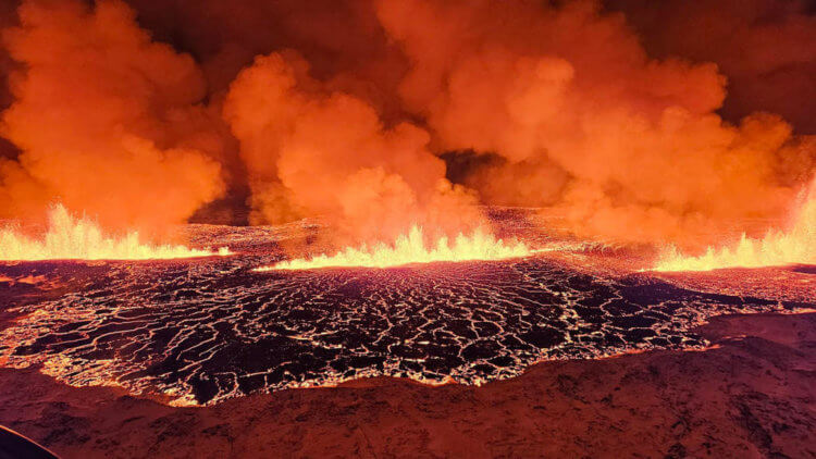 Вулканический цикл на полуострове Рейкьянес. В Исландии начался тысячелетний цикл извержения вулканов, который может длиться столетиями. Фото.