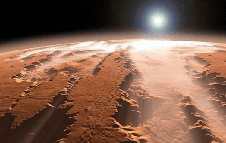 Как ученые обнаружили лед на Марсе. Лед мог сохраниться благодаря большому слою пыли над ним. Фото.
