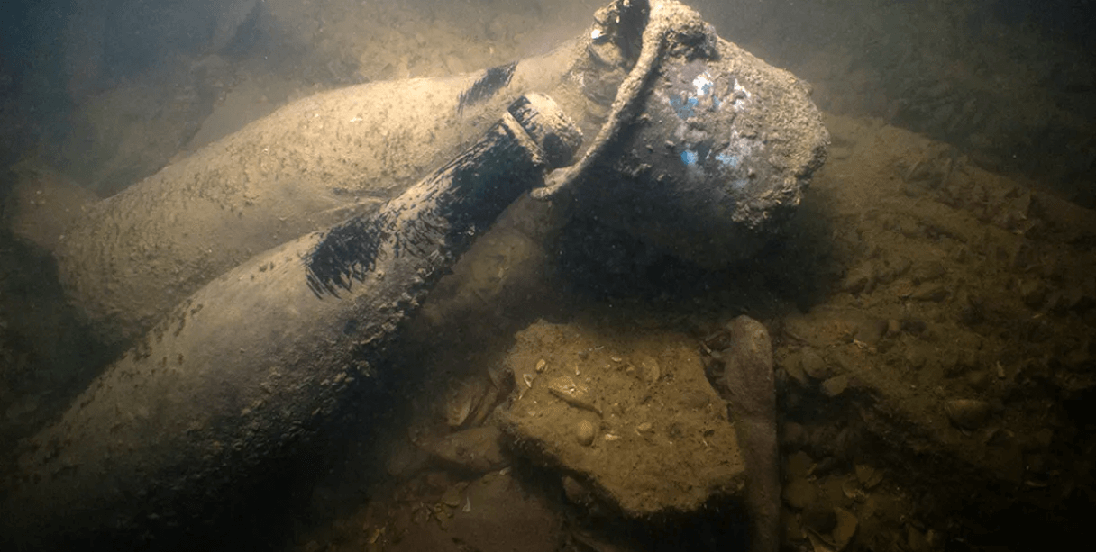 Почему не взорвались бутылки с шампанским на борту затонувшего “Титаника”. Археологи часто находят рядом с затонувшими кораблями бутылки с шампанским. Фото.