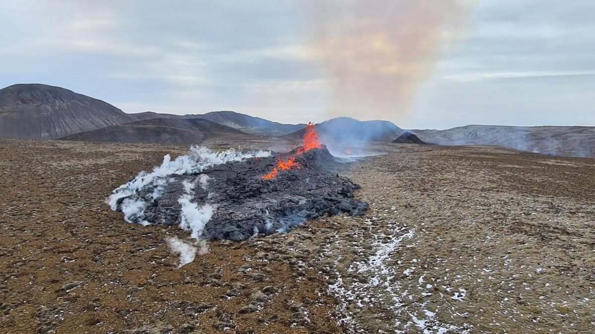 Извержение вулкана в Исландии все еще возможно. Большую опасность в Рейкьянесе вызывают подземные трещины, которые могут обрушиться. Фото.
