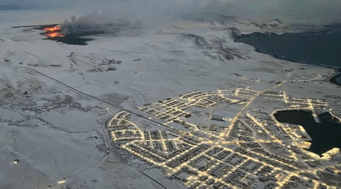 Почему в Исландии обваливается земля. Вблизи Гриндавика из-под земли поднимаются столбы дыма и на поверхность выходить лава. Фото.