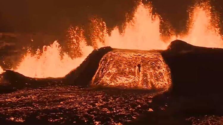 Извержение вулкана в Исландии. Лава на острове Рейкьянес вырывалась из гигантской трещины. Фото.