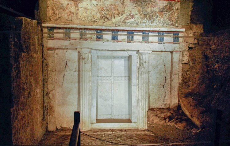 Гробница отца Александра Македонского. Дверь в гробницу Филиппа II Македонского, его жены Клеопатры и маленького сына. Фото.