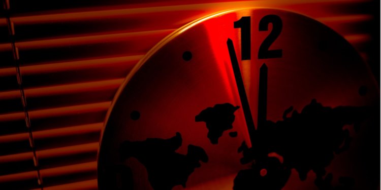 Ученые не стали переводить стрелки часов Судного дня. В 2024 году стрелки часов Судного дня остались на отметке 90 секунд до полуночи. Фото.
