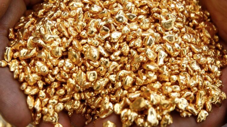 Плюсы зубных коронок из золота. Абиссинское золото — это медный сплав, который обладает золотым блеском. Фото.